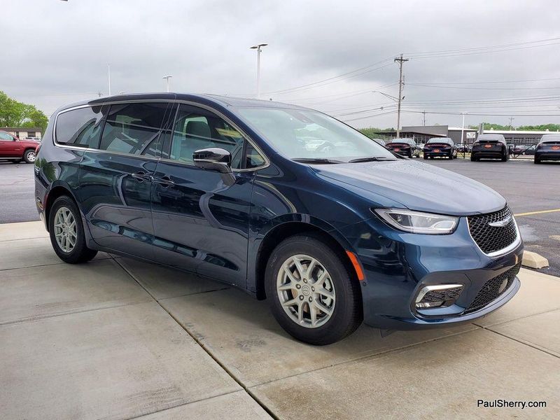 2025 Chrysler Pacifica SelectImage 16