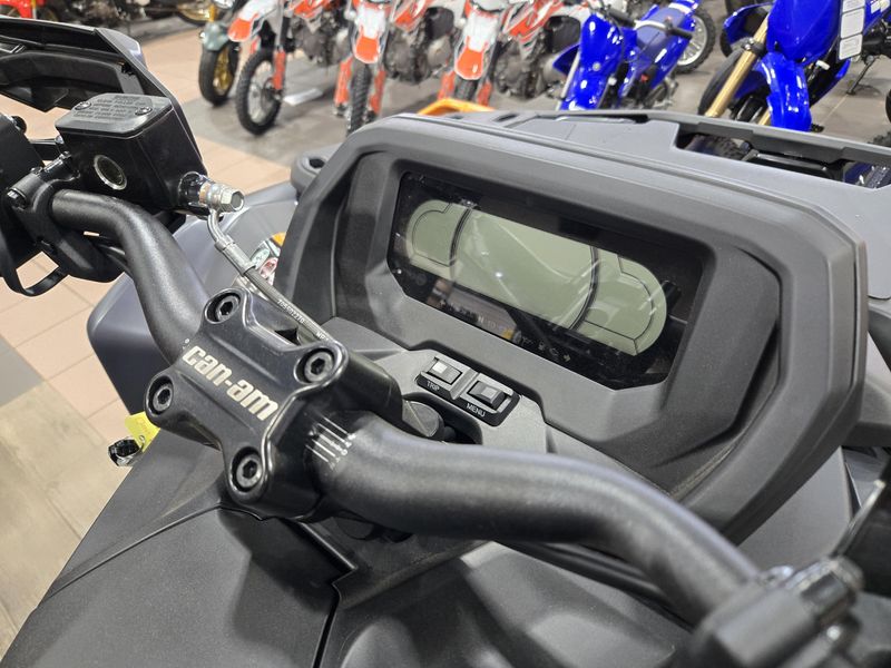 New 2025 Can-Am OUTLANDER XTP 1000R MINERAL GREY AND ORANGE CRUSH Image 17