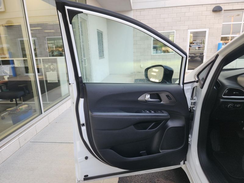 Used 2025 Chrysler Pacifica Select