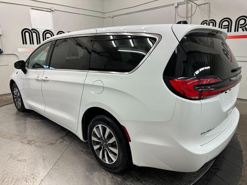 2023 Chrysler Pacifica Hybrid Touring LImage 13