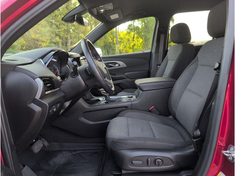 Used 2023 Chevrolet Traverse LT ClothImage 9