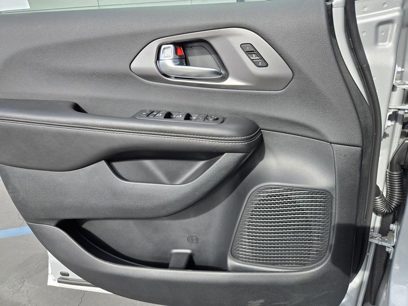 New 2026 Chrysler Pacifica Select FWD