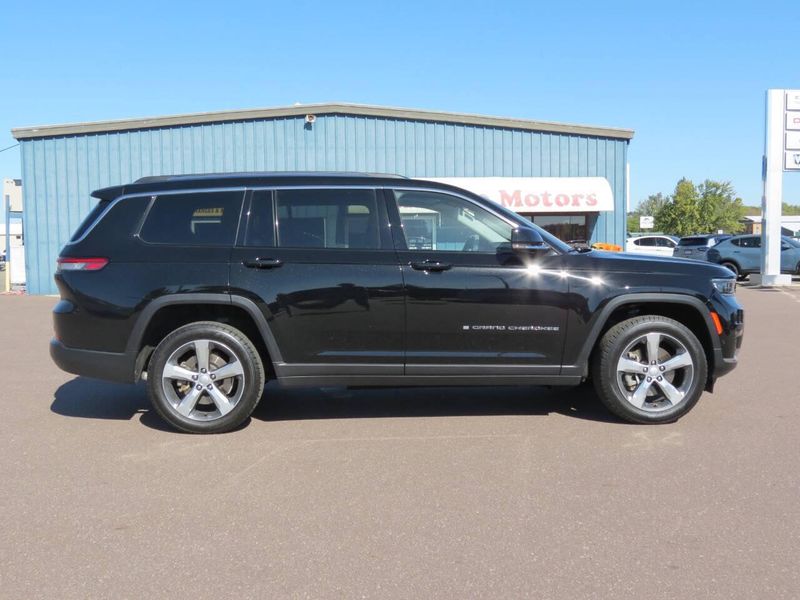 Used 2021 Jeep Grand Cherokee L Limited 4x4 4dr SUVImage 1