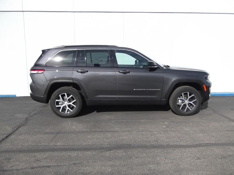 2025 Jeep Grand Cherokee Limited photo 4