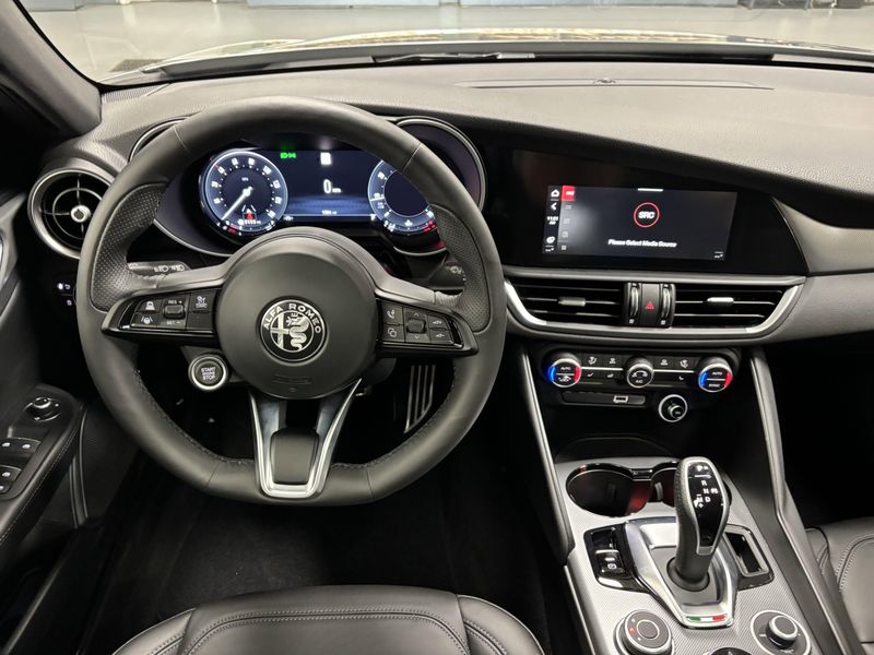 2024 Alfa Romeo Giulia Ti Q4 AWD w/Sunroof/Nav/Activ AsstImage 17