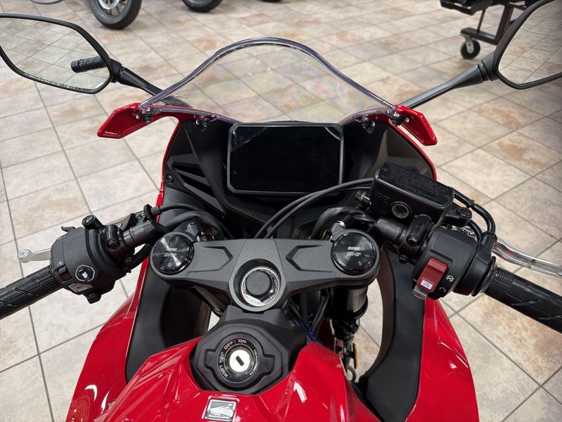 New 2026 Honda CBR650R E-CLUTCH Image 23