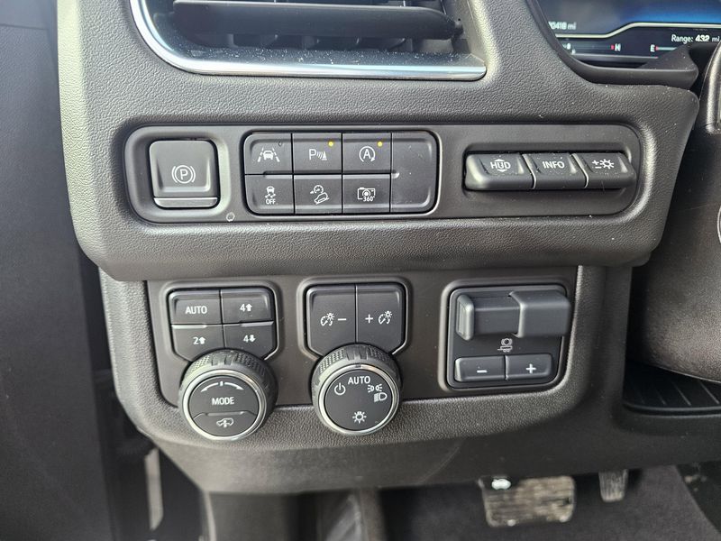 Used 2024 Chevrolet Suburban High CountryImage 17