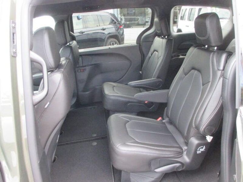 New 2027 Chrysler Pacifica SelectImage 23
