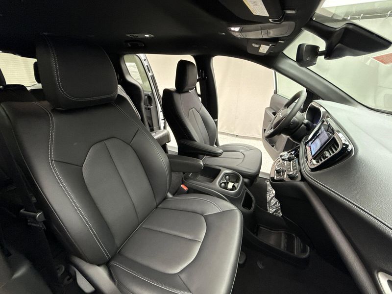 2025 Chrysler Pacifica SelectImage 21