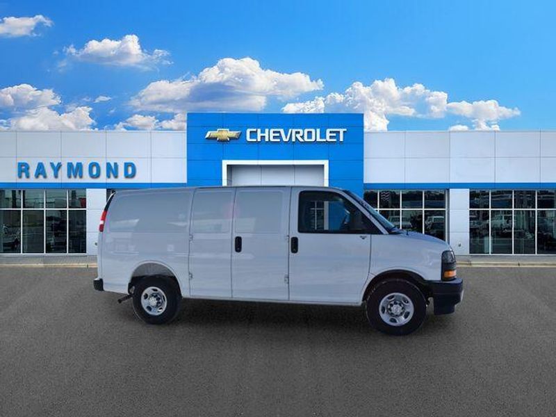 New 2025 Chevrolet Express 2500 Work VanImage 2
