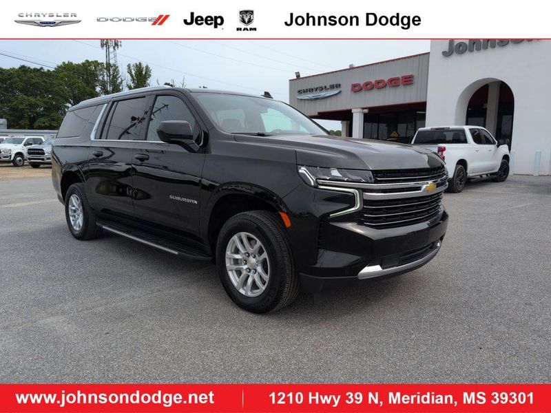 2023 Chevrolet Suburban LTImage 1