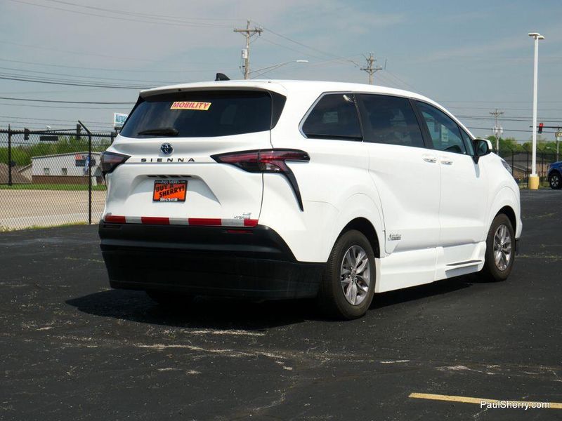 2022 Toyota Sienna Hybrid LEImage 30