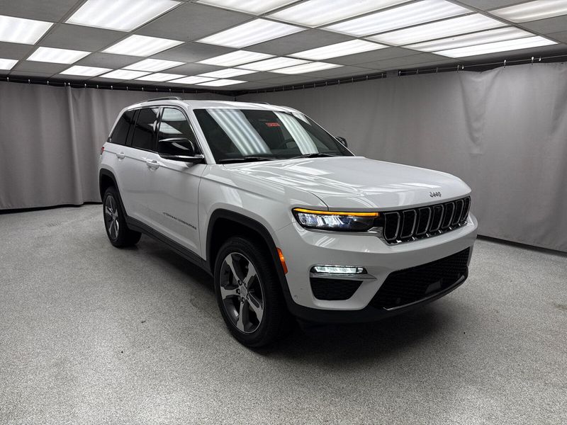 New 2025 Jeep Grand Cherokee Limited 4x4Image 4