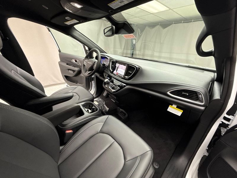 2025 Chrysler Pacifica SelectImage 22