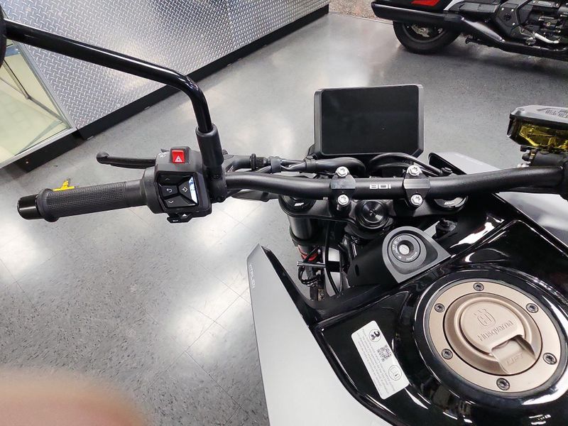 New 2025 Husqvarna VITPILEN 801 Image 11