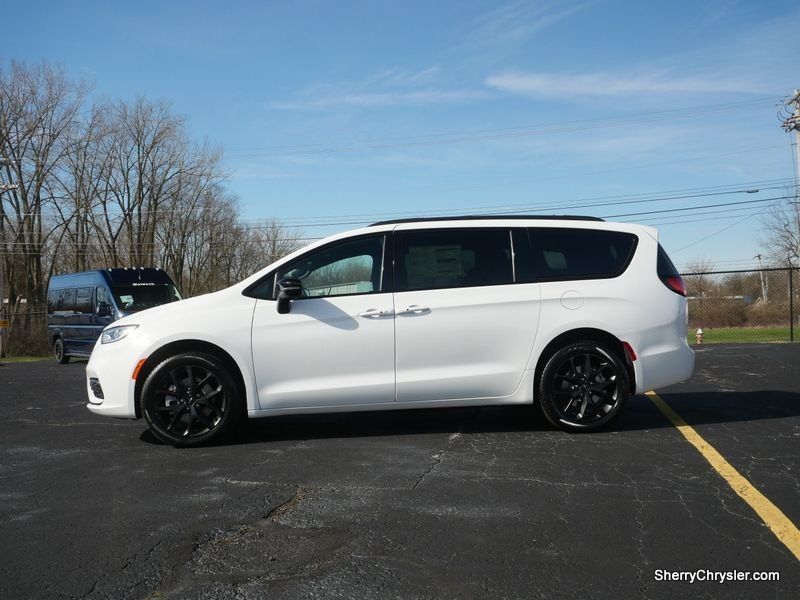 2024 Chrysler Pacifica Limited AwdImage 7