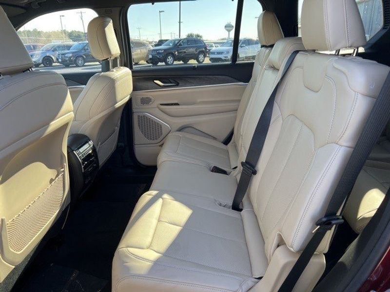 2023 Jeep Grand Cherokee L Limited 4x4Image 16