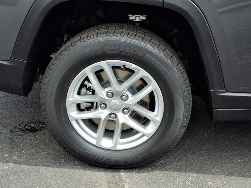 2025 Jeep Grand Cherokee Laredo photo 2