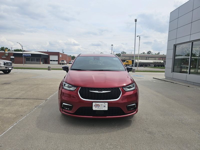 2025 Chrysler Pacifica SelectImage 3