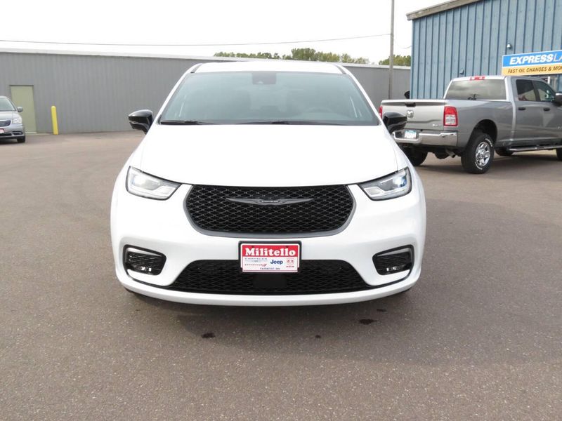 New 2026 Chrysler Pacifica SelectImage 3