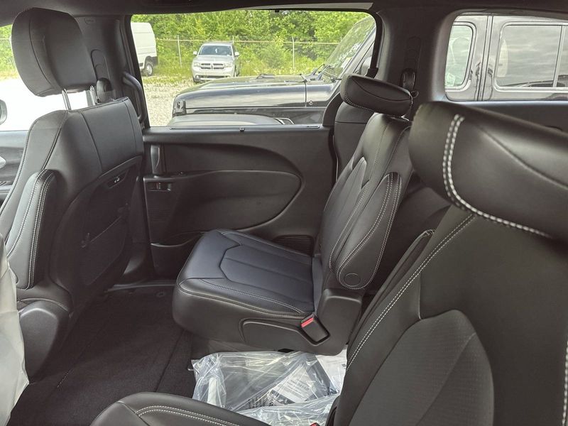 2023 Chrysler Pacifica Touring LImage 14