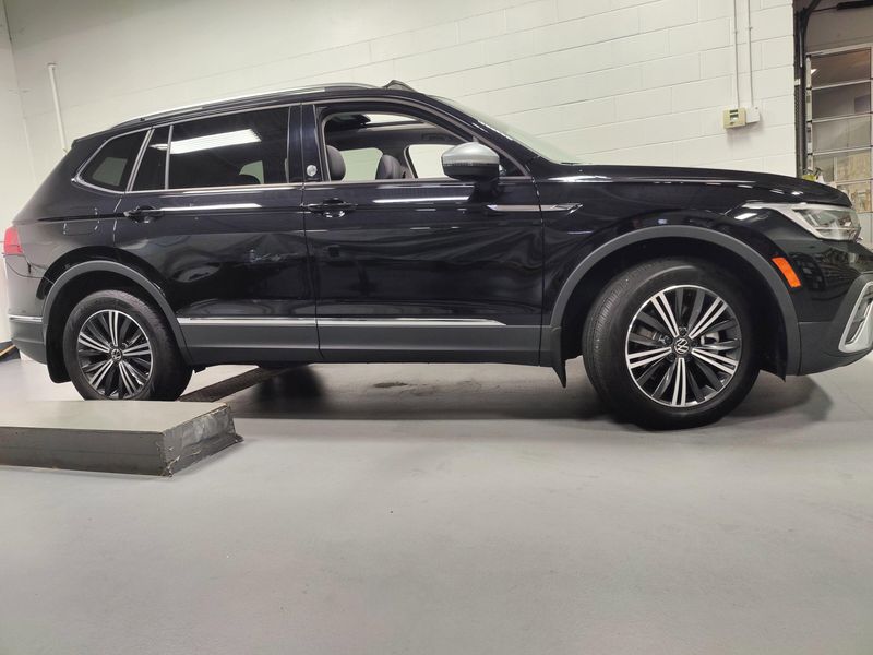 Used 2024 Volkswagen Tiguan Wolfsburg Edt AWD w/SunroofImage 3