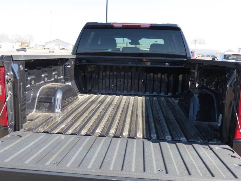 2022 Chevrolet Silverado 1500 Custom 4x4 4dr Crew Cab 5.8 ft. SBImage 8