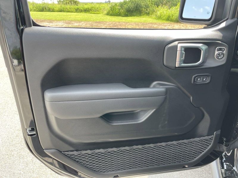2024 Jeep Wrangler Two-Door Rubicon photo 10