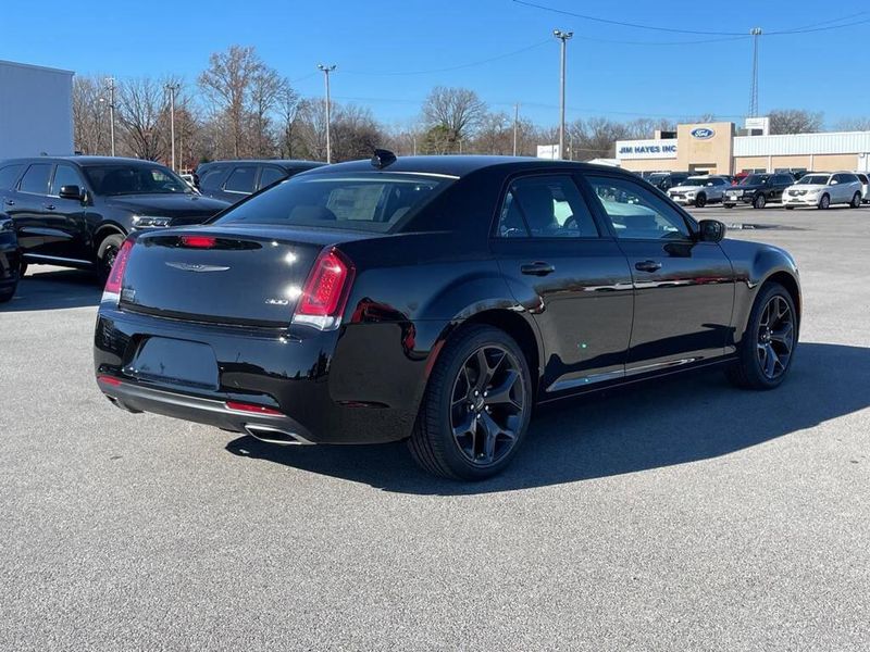 2023 Chrysler 300 Touring photo 6