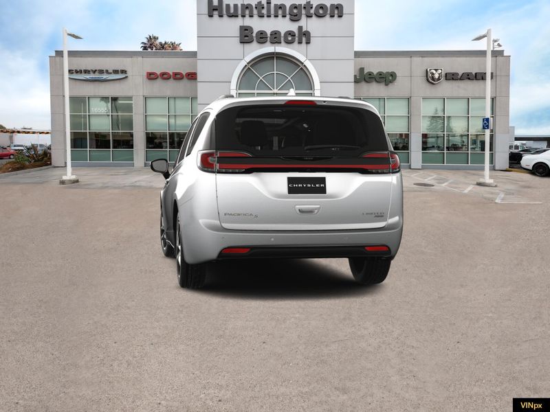 2023 Chrysler Pacifica Limited AWDImage 8