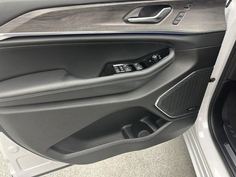 Used 2023 Jeep Grand Cherokee OverlandImage 3