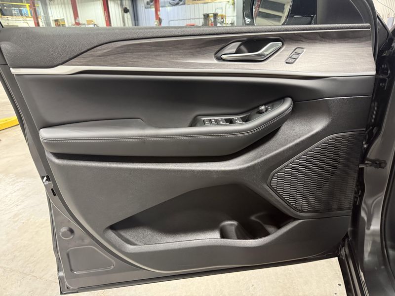 New 2025 Jeep Grand Cherokee Limited 4x4Image 24