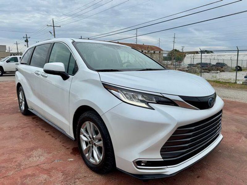 Used 2022 Toyota Sienna LimitedImage 3