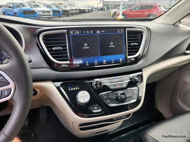 Used 2022 Chrysler Pacifica Touring L