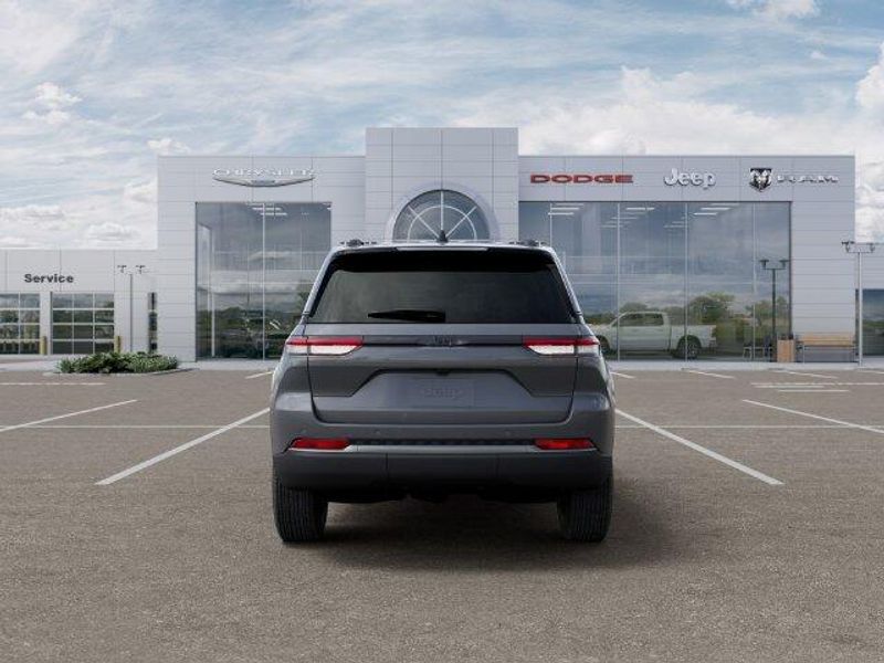 New 2027 Jeep Grand Cherokee Laredo Altitude 4x2Image 7