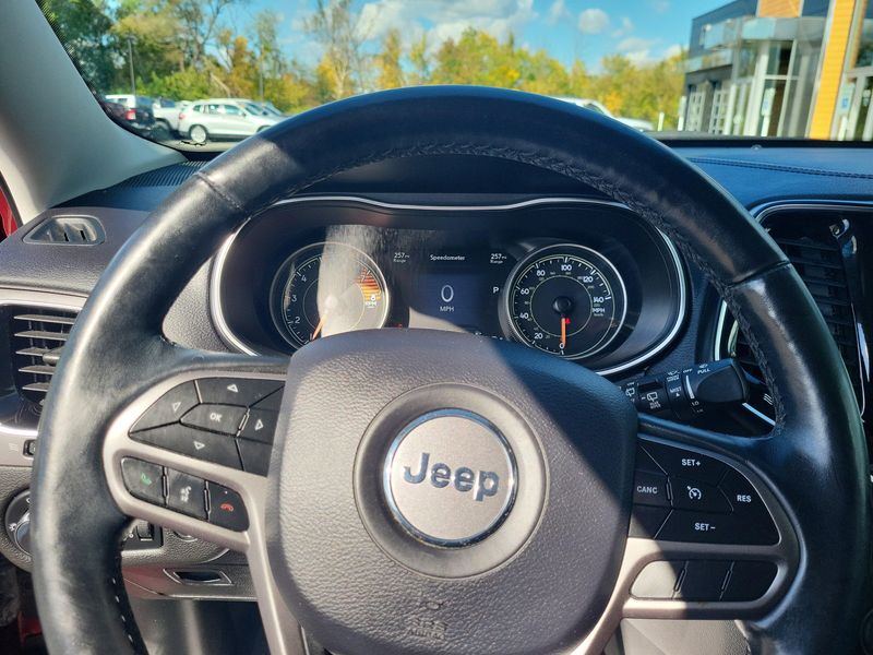 Used 2019 Jeep Cherokee LimitedImage 4