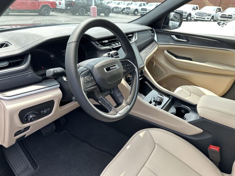 New 2025 Jeep Grand Cherokee L Limited 4x4Image 22