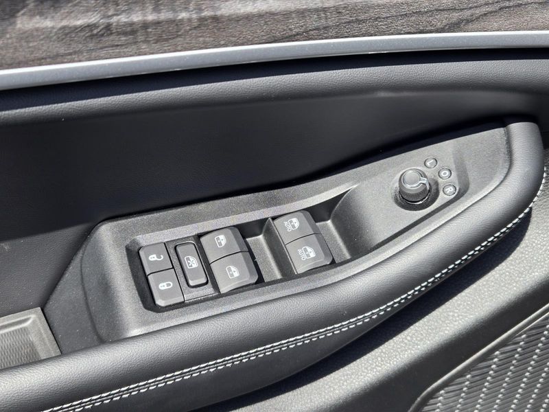 New 2026 Jeep Grand Cherokee Laredo Altitude 4x2