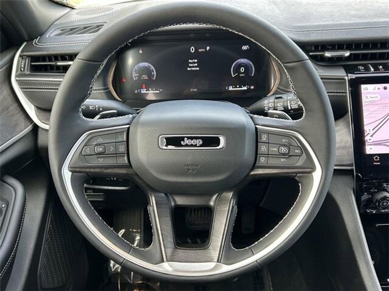 New 2025 Jeep Grand Cherokee L Limited 4x4Image 18