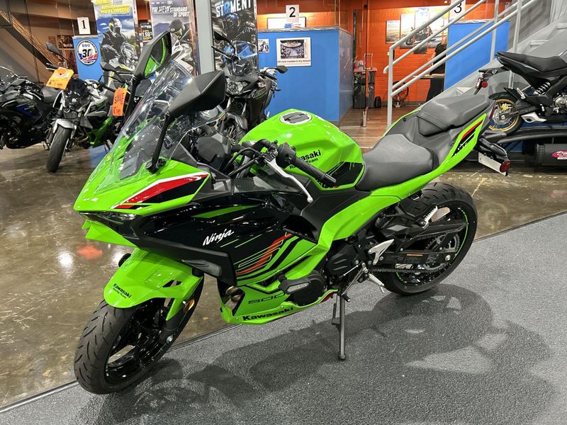 2024 Kawasaki NINJA 500 KRT EDITION SE ABS  in a LIME GREEN/EBONY exterior color. Del Amo Motorsports of Redondo Beach (424) 390-7811 delamomotorsports.com 