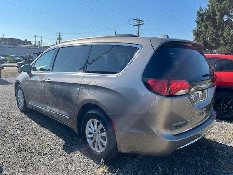 Used 2017 Chrysler Pacifica Image 2