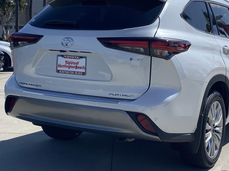 New 2025 Toyota Highlander Hybrid PlatinumImage 4
