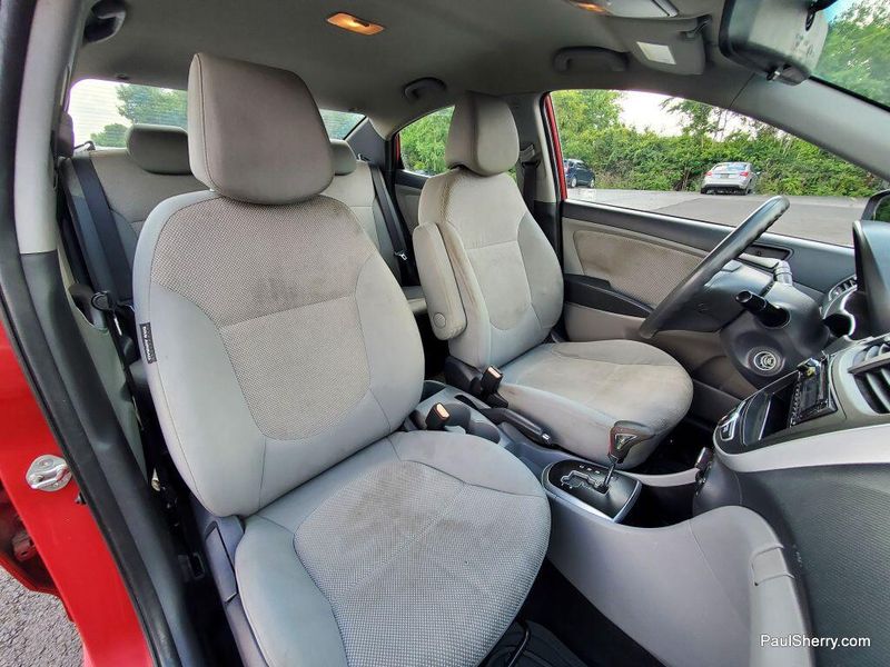 2013 Hyundai Accent GLSImage 16