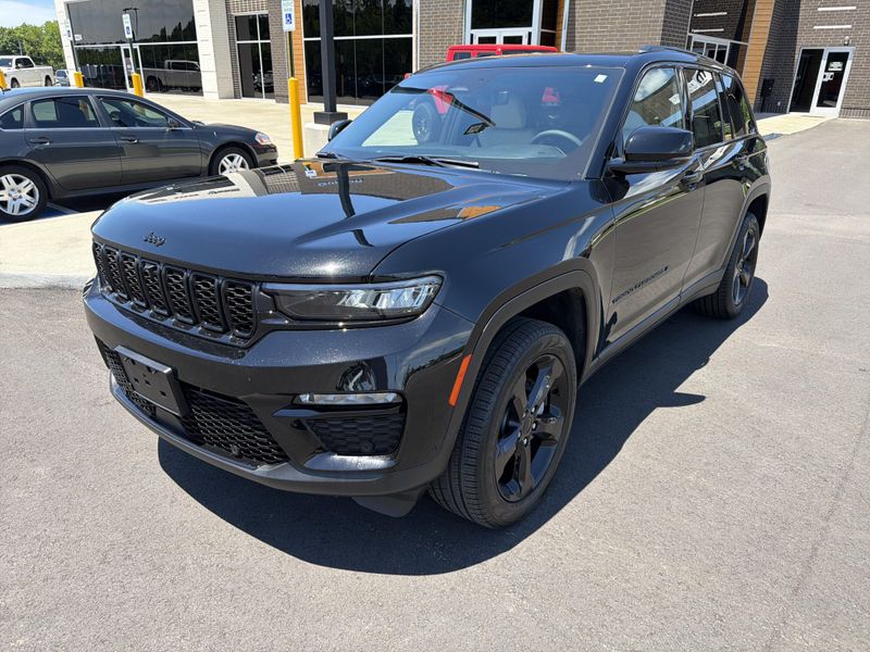 Used 2025 Jeep Grand Cherokee LimitedImage 2