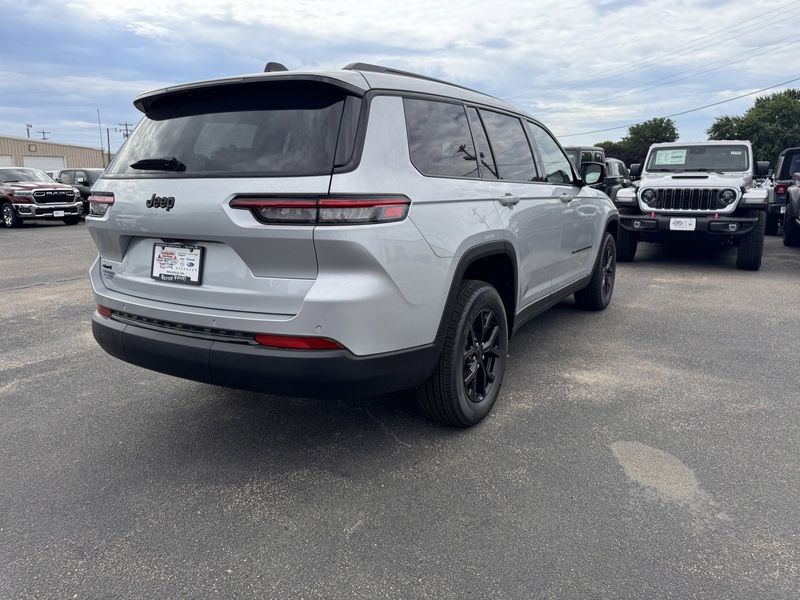 2024 Jeep Grand Cherokee L Altitude 4x4Image 11