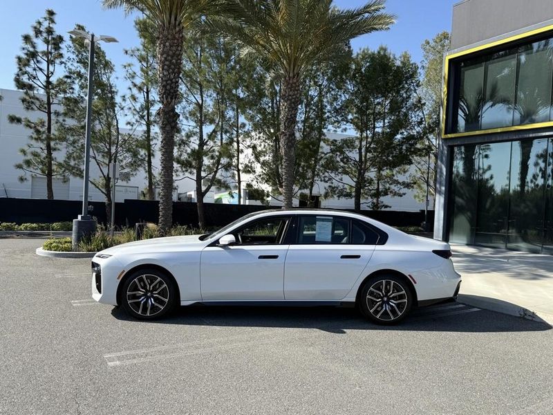 2025 BMW 7 Series 740iImage 9