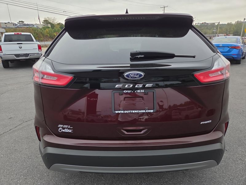 2022 Ford Edge SEL photo 4