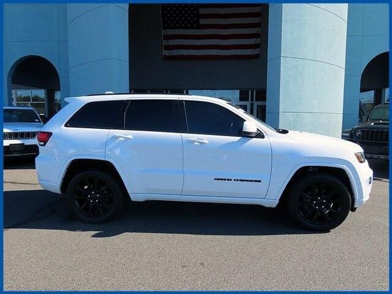 2021 Jeep Grand Cherokee Laredo XImage 2