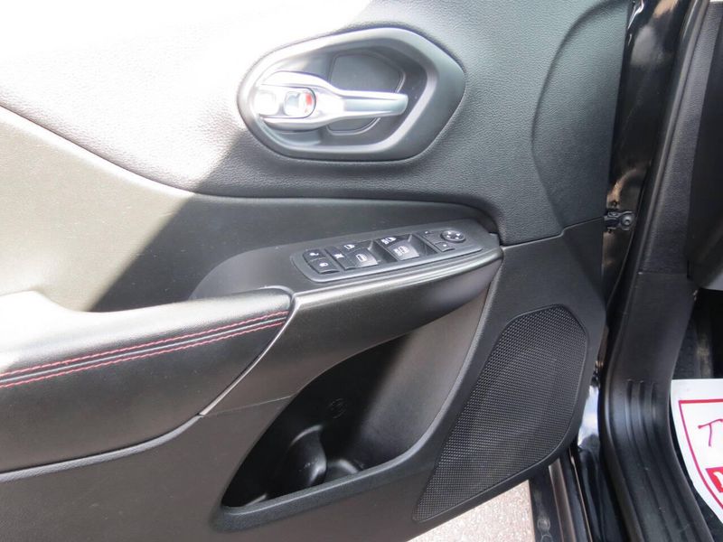 Used 2019 Jeep Cherokee Trailhawk 4x4 4dr SUVImage 14