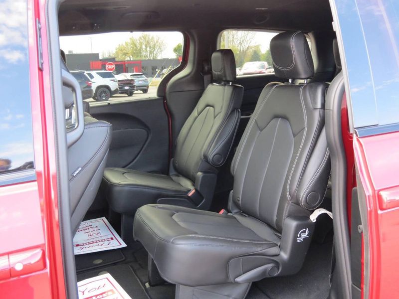 New 2026 Chrysler Pacifica SelectImage 21
